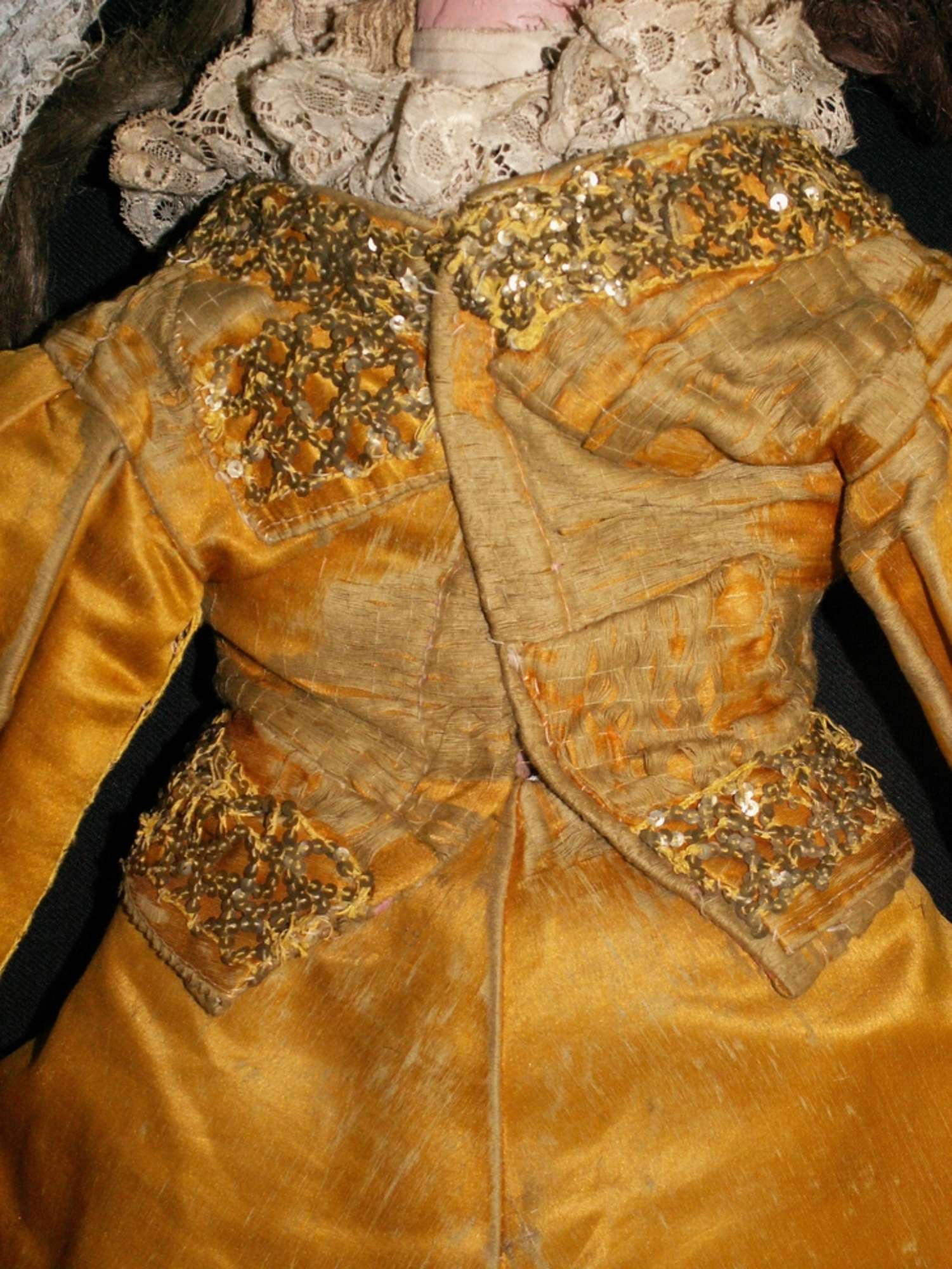 Particolare del corpetto-retro dopo il restauro